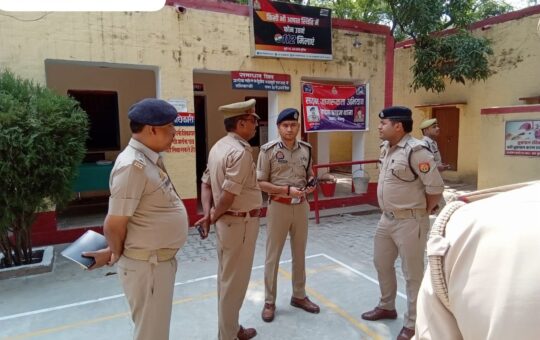 पुलिस उप महानिरीक्षक वाराणसी जोन द्वारा चंदवक थाने का निरीक्षण,